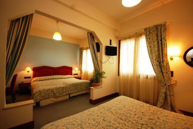 Hotel Elvetia Карпенисион Номер фото