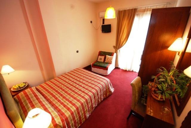 Hotel Elvetia Карпенисион Номер фото