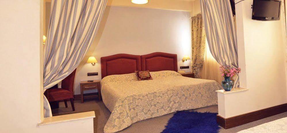 Hotel Elvetia Карпенисион Экстерьер фото