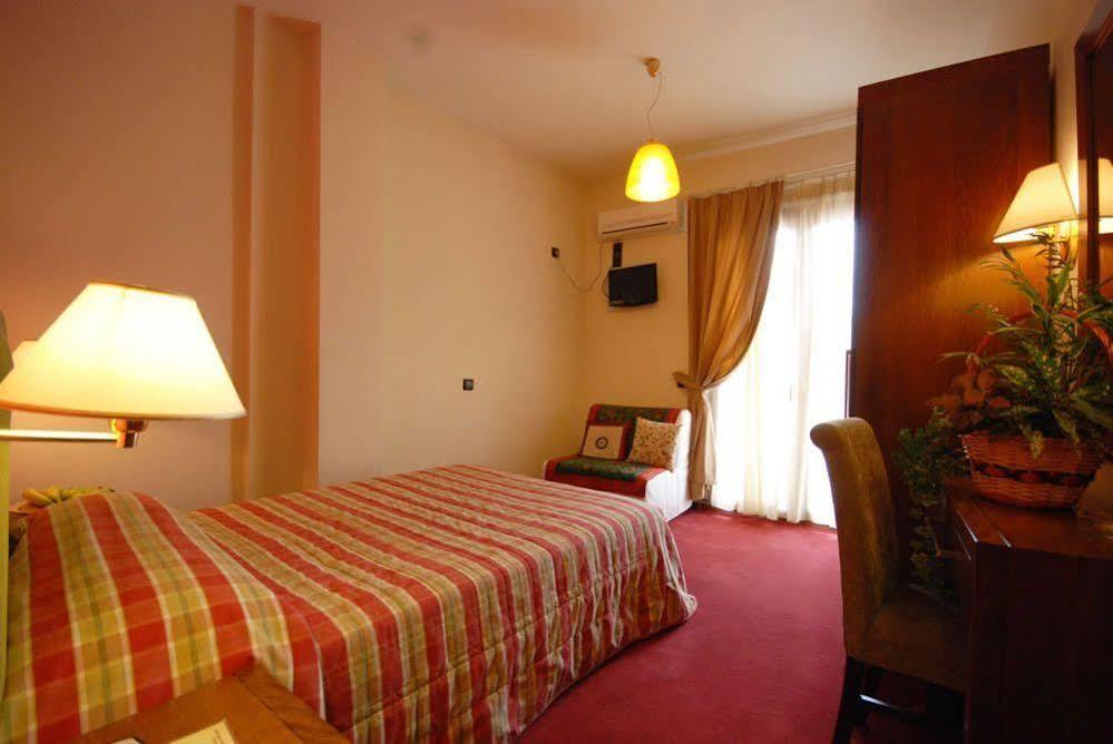 Hotel Elvetia Карпенисион Экстерьер фото