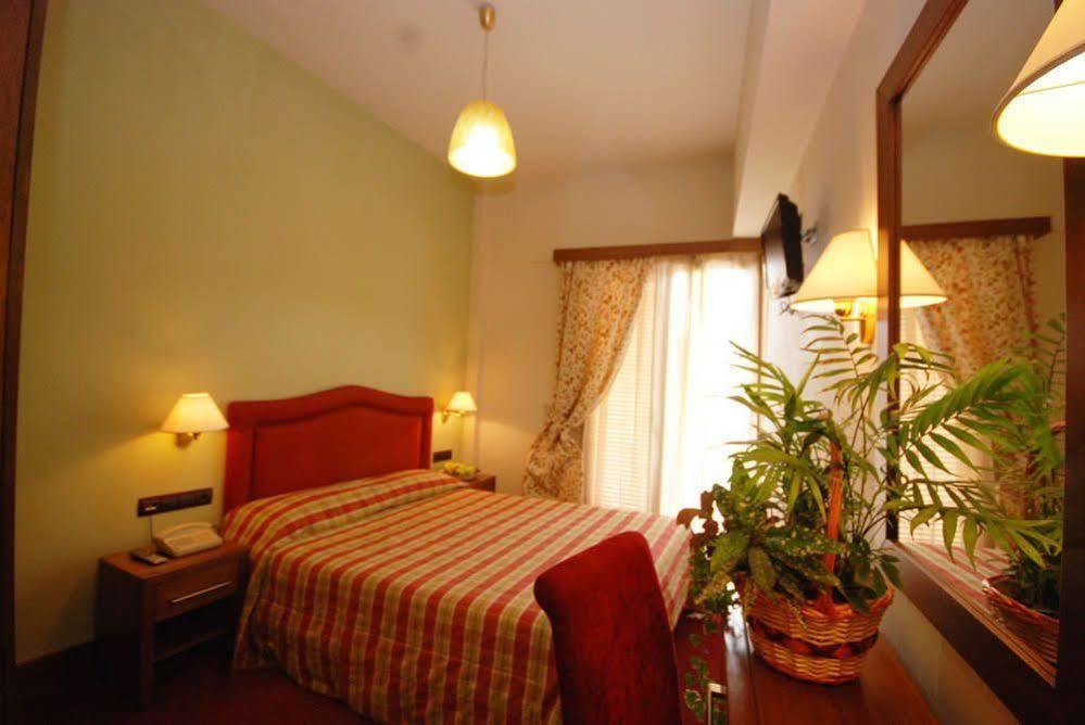Hotel Elvetia Карпенисион Экстерьер фото