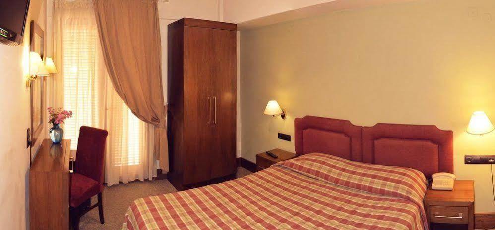 Hotel Elvetia Карпенисион Экстерьер фото
